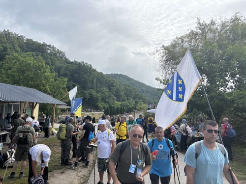 Učesnici Marša mira prolaze najzahtjevniju dionicu, kroz Kamenicu, te preko brda Udrč